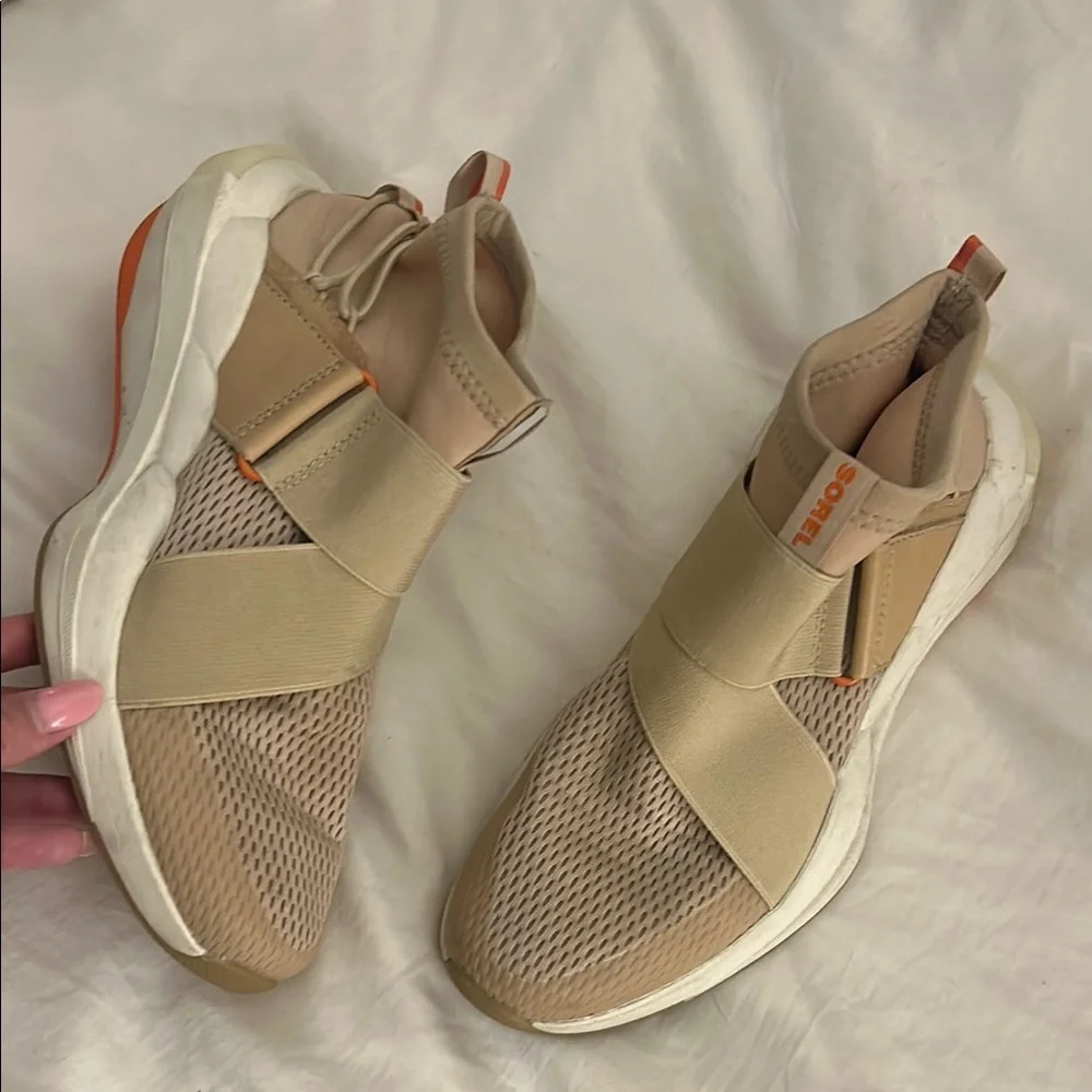 SOREL beige ceramic Explorer Defy Mid Shoe - Women's size 9.5!